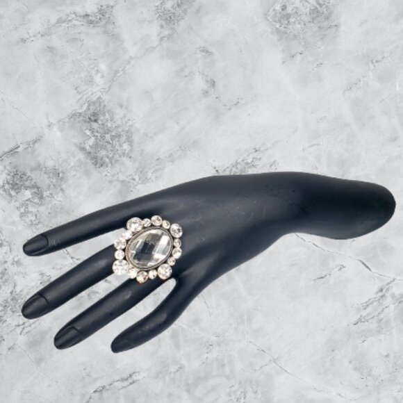 Oval Crystal Rhinestone Silver Halo Stretch Ring. - Picture 2 of 7